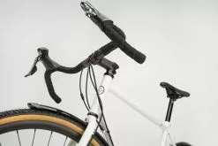 Octane One Kode ADV Commuter Rennrad (2020) -Mountainbike Verkäufe Octane One Kode ADV Commuter Road Bike 2022 Adventure Bikes White Black 2021 O1B 032 UK 3